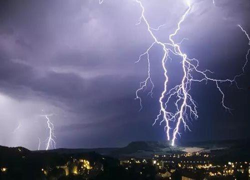 重庆爆料打雷视频播放时间,视频播放时间见证惊险一幕  第1张